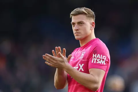 رومانو: إيفرتون ينافس تشيلسي ومانشستر يونايتد على ضم ليام ديلاب